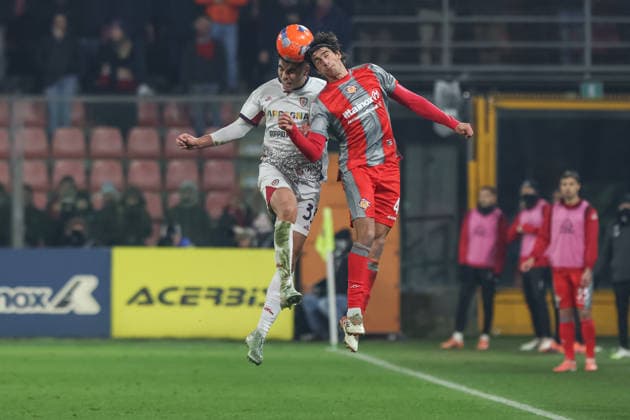 Cremonese v Cagliari, Serie A football, Cremona, Italy Cremona, Italy. 8th, January 2026. Adam Obert (33) of Cagliari and Tommaso Barbieri (4) of Cremonese seen during the Serie A match between Cremonese and Cagliari at Zini Stadium in Cremona. Italy, Bergamo  Copyright: xGonzalesxPhoto StefanoxNicolix