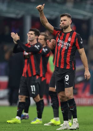 Milan, Italy, 8th January 2026. Niklas Fullkrug of AC Milan salutes the fans following the final whistle of the AC Milan vs Genoa Serie A match at Giuseppe Meazza, Milan. Picture credit should read: Jonathan Moscrop Sportimage EDITORIAL USE ONLY. No use with unauthorised audio, video, data, fixture lists, club league logos or live services. Online in-match use limited to 120 images, no video emulation. No use in betting, games or single club league player publications. SPI_063_JM_MILAN_GENOA_ SPI-4409-0063
