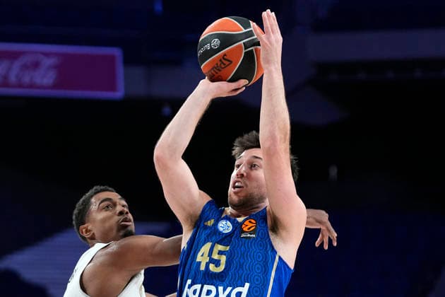 Real Madrid s Theo Maledon (l) and Maccabi Rapyd Tel Aviv s Tamir Blatt during Euroleague Regular Season Round 21 match. January 8, 2026. (2026010857)