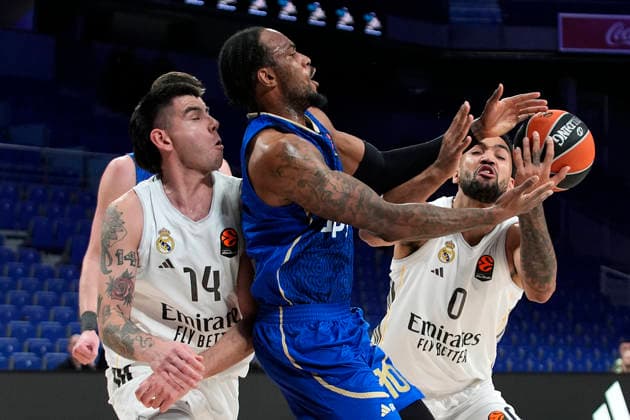 Real Madrid s Gabriel Deck (l) and Try Lyles (r) and Maccabi Rapyd Tel Aviv s O Shae J Brissett during Euroleague Regular Season Round 21 match. January 8, 2026. (2026010870)