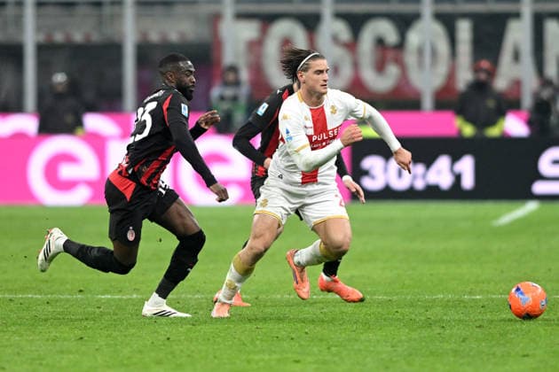 LORENZO COLOMBO, Genoa, FIKAYO TOMORI, Milan, Serie A 2025-26, Milan-Genoa 1-1, azione, action, contrasto SERIE A 2025-26 MILAN-GENOA 1-1