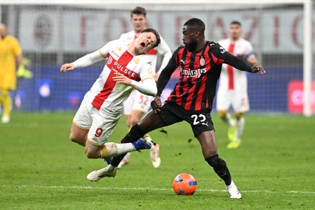 VITINHA, Genoa, FIKAYO TOMORI, Milan, Serie A 2025-26, Milan-Genoa 1-1, azione, action, contrasto SERIE A 2025-26 MILAN-GENOA 1-1