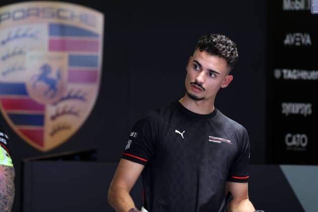 Pascal Wehrlein (GER) Porsche 99x Electric 94 Gen 3 Evo Rennwagen in der Box, FIA Formel E Weltmeisterschaft Saison 12, Mexiko City E- Prix, 08.01.2026, Mexiko75 Jahre Porsche Motorsport Sonderdesgin