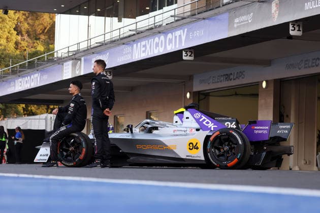 Pascal Wehrlein (GER) sowie Nico Mueller (SUI) neben dem Porsche 99x Electric 94 Gen 3 Evo Rennwagen mit 75 Jahre Porsche Motorsport Sonderdesgin bei einem Fotoshooting in der Boxengasse, FIA Formel E Weltmeisterschaft Saison 12, Mexiko City E- Prix, 08.01.2026, Mexiko75 Jahre Porsche Motorsport Sonderdesgin