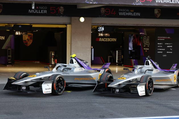 Nico Muellers Porsche 99x Electric 51 und Pascal Wehrleins Porsche 99x Electric 94 im 75 Jahre Porsche Motorsport Sonderdesgin in der Boxengasse, FIA Formel E Weltmeisterschaft Saison 12, Mexiko City E- Prix, 08.01.2026, Mexiko