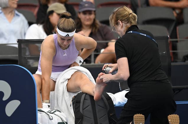 TENNIS BRISBANE INTERNATIONAL, Karolina Muchova of the Czech Republic is seen being treated by medical staff during her match against Elena Rybakina of Kazakhstan during the quarter-finals of the Brisbane International tennis tournament at Pat Rafter Arena in Brisbane, Friday, January 9, 2026. ( NO ARCHIVING, EDITORIAL USE ONLY BRISBANE QUEENSLAND AUSTRALIA  Copyright: xDARRENxENGLANDx 20260109115768022380