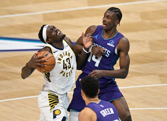 Charlotte Hornets v Indiana Pacers - NBA, Basketball Herren, USA CHARLOTTE, USA - JANUARY 8: Charlotte Hornets Moussa Diabate fights Indiana Pacers Pascal Siakam in Charlotte NC, United States on January 08, 2026 Peter Zay Anadolu Charlotte United States. Editorial use only. Please get in touch for any other usage.  Copyright: x2026xAnadoluxPeterxZayx