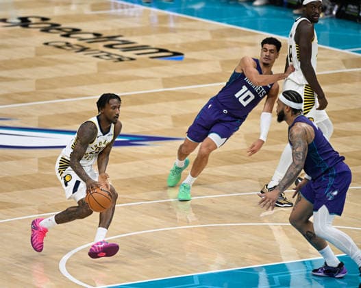 Charlotte Hornets v Indiana Pacers - NBA, Basketball Herren, USA CHARLOTTE, USA - JANUARY 8: Indiana Pacers Quenton Jackson with the ball during the game against the Charlotte Hornets in Charlotte NC, United States on January 08, 2026 Peter Zay Anadolu Charlotte United States. Editorial use only. Please get in touch for any other usage.  Copyright: x2026xAnadoluxPeterxZayx