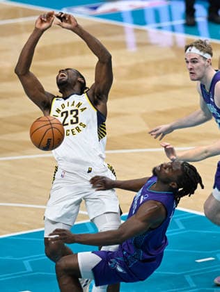 Charlotte Hornets v Indiana Pacers - NBA, Basketball Herren, USA CHARLOTTE, USA - JANUARY 8: Charlotte Hornets Sion James in collision with Indiana Pacers Aaron Nesmith in Charlotte NC, United States on January 08, 2026 Peter Zay Anadolu Charlotte United States. Editorial use only. Please get in touch for any other usage.  Copyright: x2026xAnadoluxPeterxZayx
