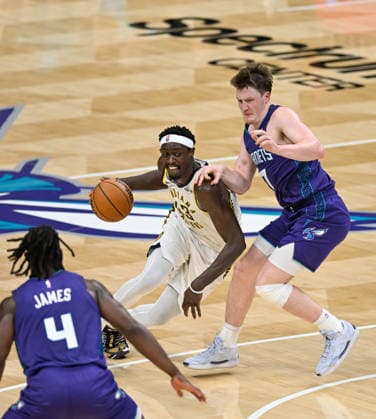 Charlotte Hornets v Indiana Pacers - NBA, Basketball Herren, USA CHARLOTTE, USA - JANUARY 8: Charlotte Hornets Kon Knueppel blocks Indiana Pacers Pascal Siakam in Charlotte NC, United States on January 08, 2026 Peter Zay Anadolu Charlotte United States. Editorial use only. Please get in touch for any other usage.  Copyright: x2026xAnadoluxPeterxZayx