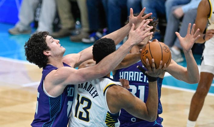 Charlotte Hornets v Indiana Pacers - NBA, Basketball Herren, USA CHARLOTTE, USA - JANUARY 8: Charlotte Hornets PJ Hall blocks Indiana Pacers Tony Bradley during an NBA game between Charlotte Hornets and Indiana Pacers in Charlotte NC, United States on January 08, 2026. Peter Zay Anadolu United States Charlotte. Editorial use only. Please get in touch for any other usage.  Copyright: x2026xAnadoluxPeterxZayx