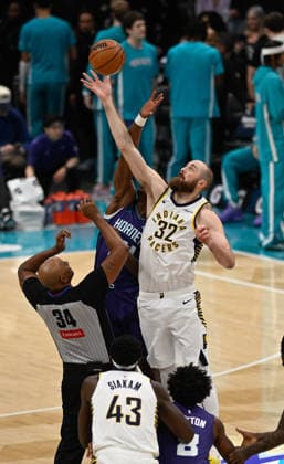 Charlotte Hornets v Indiana Pacers - NBA, Basketball Herren, USA CHARLOTTE, USA - JANUARY 8: Indiana Pacers Jay Huff jump for the ball during an NBA game between Charlotte Hornets and Indiana Pacers in Charlotte NC, United States on January 08, 2026. Peter Zay Anadolu United States Charlotte. Editorial use only. Please get in touch for any other usage.  Copyright: x2026xAnadoluxPeterxZayx