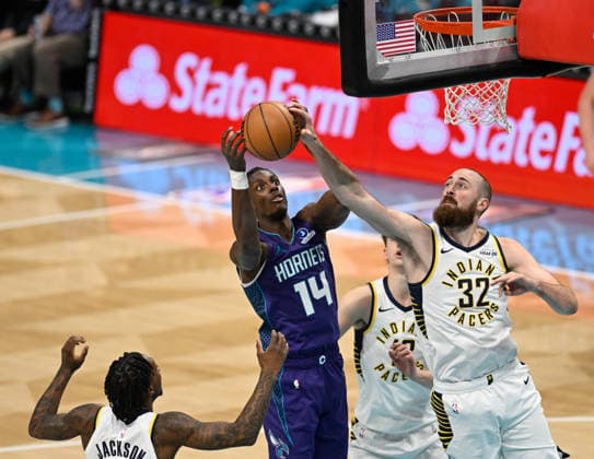 Charlotte Hornets v Indiana Pacers - NBA, Basketball Herren, USA CHARLOTTE, USA - JANUARY 8: Charlotte Hornets Moussa Diabate against Indiana Pacers Jay Huff during an NBA game between Charlotte Hornets and Indiana Pacers in Charlotte NC, United States on January 08, 2026. Peter Zay Anadolu United States Charlotte. Editorial use only. Please get in touch for any other usage.  Copyright: x2026xAnadoluxPeterxZayx