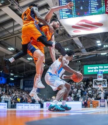 BASKETBALL EASYCREDIT BBL 15. SPIELTAG - SCIENCE CITY JENA - ROSTOCK SEAWOLVES ** NUR FÜR REDAKTIONELLE ZWECKE ** EDITORIAL USE ONLY **<p>08 01 2026-Jena: Basketball easyCredit BBL 1. Basketball-Bundesliga Saison 2025 2026 15. Spieltag Sparkassen-Arena Science City Jena - Rostock Seawolves im Foto: Keith Braxton JR 13 (Science City Jena) im Zweikampf mit Owen Klassen 29 (Rostock Seawolves) und Jordan Bowden 2 (Rostock Seawolves) ( Deutschland Thueringen Jena Copyright: SaschaxFromm Copyright: SaschaxFromm doc841zfhov8pz15dnvgth9 ,EDITORIAL USE ONLY