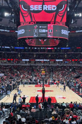 Maintenance staff attempt to dry the court due to accumulated condensation prior to an NBA, Basketball Herren, USA game between the Chicago Bulls and Miami Heat at the United Center in Chicago, United States, 08 January 2026. Bulls-Heat game delayed due to condensation on the court at United Center !ACHTUNG: NUR REDAKTIONELLE NUTZUNG!  Copyright: xAndreaxMontolivox AME3511 20260109-55019009849_1