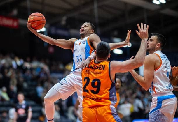 BASKETBALL EASYCREDIT BBL 15 GAME DAY SCIENCE CITY JENA ROSTOCK SEAWOLVES FOR EDITORIAL PURPOSES ONLY p 08 01 2026 Jena Basketball easyCredit BBL 1 Basketball Bundesliga Season 2025 2026 15 Matchday Sparkassen Arena Science City Jena Rostock Seawolves in the photo Eric Washington 33 Science City Jena and Alexander James Herrera 41 Science City Jena in a duel with Owen Klassen 29 Rostock Seawolves Germany Thueringen Jena Copyright SaschaxFromm Copyright: SaschaxFromm doc841zh7yis11l3hbitmt ,EDITORIAL USE ONLY Copyright: SaschaxFromm