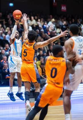 BASKETBALL EASYCREDIT BBL 15 GAME DAY SCIENCE CITY JENA ROSTOCK SEAWOLVES FOR EDITORIAL PURPOSES ONLY p 08 01 2026 Jena Basketball easyCredit BBL 1 Basketball Bundesliga Season 2025 2026 15 Matchday Sparkassen Arena Science City Jena Rostock Seawolves in the photo Eric Washington 33 Science City Jena in a duel with D Shawn Schwartz 5 Rostock Seawolves Germany Thueringen Jena Copyright SaschaxFromm Copyright: SaschaxFromm doc841zh94nehvh7zj2th9 ,EDITORIAL USE ONLY Copyright: SaschaxFromm