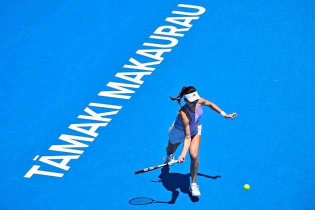 Xinju Wang (CHN) returns a shot from Francesca Jones (GBR) in her quarter final match of the ASB Classic Women™s WTA250 tennis tournament at Manuka Doctor Arena, Auckland, New Zealand on Friday 9 January 2026. Photo credit: Alan Lee Auckland New Zealand Copyright: xAlanxLeex xx