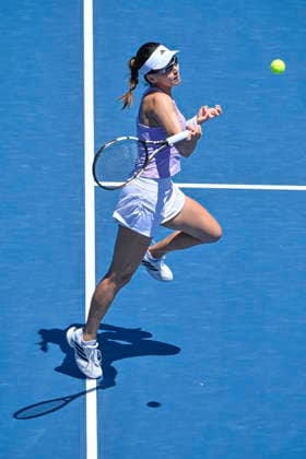 Xinju Wang (CHN) plays a shot against Francesca Jones (GBR) in her quarter final match of the ASB Classic Women™s WTA250 tennis tournament at Manuka Doctor Arena, Auckland, New Zealand on Friday 9 January 2026. Photo credit: Alan Lee Auckland New Zealand Copyright: xAlanxLeex xx