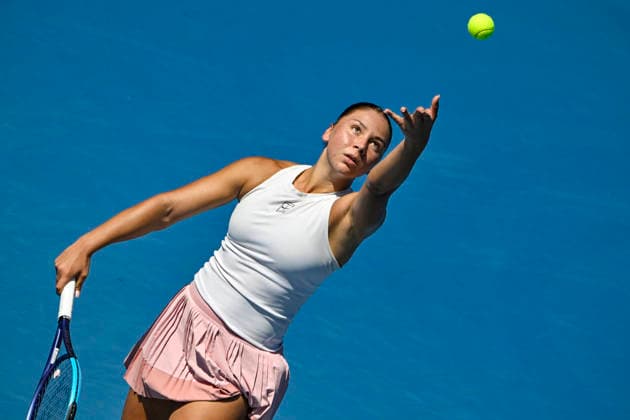 Sofia Costoulas (BEL) serves against Iva Jovic (USA) in her quarter final match of the ASB Classic Women™s WTA250 tennis tournament at Manuka Doctor Arena, Auckland, New Zealand on Friday 9 January 2026. Photo credit: Alan Lee Auckland New Zealand Copyright: xAlanxLeex xx
