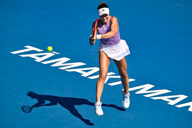 Iva Jovic (USA) plays a shot against Sofia Costoulas (BEL) in her quarter final match of the ASB Classic Women™s WTA250 tennis tournament at Manuka Doctor Arena, Auckland, New Zealand on Friday 9 January 2026. Photo credit: Alan Lee Auckland New Zealand Copyright: xAlanxLeex xx