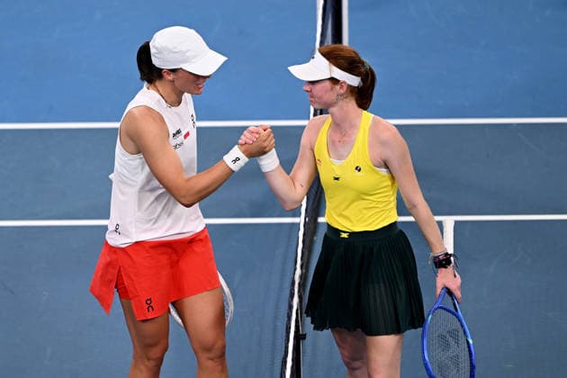 TENNIS UNITED CUP SYDNEY, Iga Swiatek of Poland and Maya Joint of Australia shake hands at the net following the quarterfinal match of the 2026 United Cup at Ken Rosewall Arena in Sydney, Friday, January 9, 2026. ( NO ARCHIVING, EDITORIAL USE ONLY SYDNEY NEW SOUTH WALES AUSTRALIA  Copyright: xDANxHIMBRECHTSx 20260109123622227996