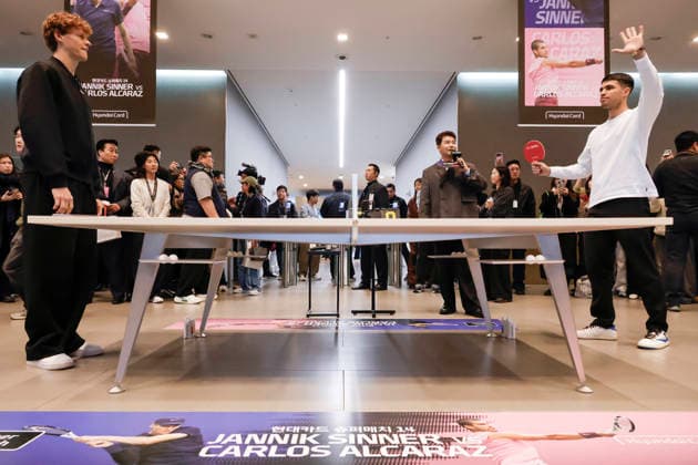 Sinner v Alcaraz tennis super match in South Korea Jannik Sinner (L) of Italy and Carlos Alcaraz (R) of Spain play Table tennis, Tischtennis at a welcoming event following a press conference, PK, Pressekonferenz at the Hyundai Card headquarters in Seoul, South Korea on January 09, 2026. Seoul South Korea  Copyright: xMatrixxImages JungxUi-Chelx