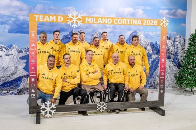 Teamfoto DOSB-Olympiakader Deutscher Behindertensportverband DBS, Paraeishockeynationalmannschaft Herren GER, DOSB Olympia-Einkleidung Team Deutschland, Mailand Cortina 2026, 09.01.2026. GER, DOSB Olympia-Einkleidung Team Deutschland, Mailand Cortina 2026, 09.01.2026. Muenchen *** Team photo DOSB Olympic squad German Disabled Sports Federation DBS, Para ice hockey national team men GER, DOSB Olympic team Germany, Milan Cortina 2026, 09 01 2026 GER, DOSB Olympic team Germany, Milan Cortina 2026, 09 01 2026 Munich Copyright: xEibner-Pressefoto FranzxFeinerx EP_HFR