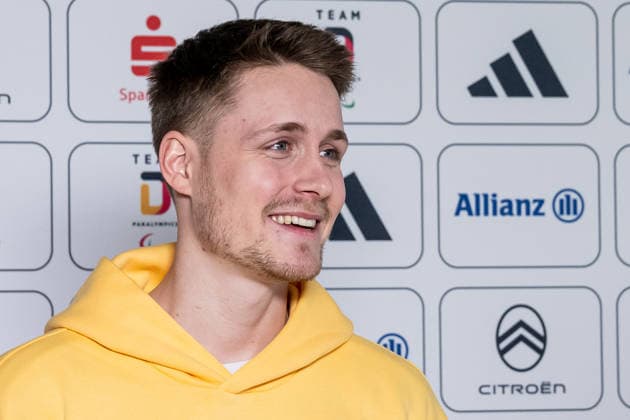 Jan Malte Brelage (DOSB-Olympiakader Deutscher Behindertensportverband DBS, Paraeishockeynationalmannschaft Herren, Hannover Ice Lions) beim Interview vor der Sponsorenwand Portrait Portraet GER, DOSB Olympia-Einkleidung Team Deutschland, Mailand Cortina 2026, 09.01.2026. GER, DOSB Olympia-Einkleidung Team Deutschland, Mailand Cortina 2026, 09.01.2026. Muenchen *** Jan Malte Brelage DOSB Olympic Squad German Disabled Sports Federation DBS, Para Ice Hockey National Team Men, Hannover Ice Lions during the interview in front of the sponsor wall Portrait Portrait GER, DOSB Olympic Dressing Team Germany, Milan Cortina 2026, 09 01 2026 GER, DOSB Olympic Dressing Team Germany, Milan Cortina 2026, 09 01 2026 Munich Copyright: xEibner-Pressefoto FranzxFeinerx EP_HFR