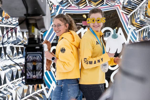 Johanna Holzmann (DOSB-Olympiakader Deutscher Behindertensportverband DBS, Para Ski Alpin, Skiclub Oberstdorf) - rechts - hat Spass in der Videostation GER, DOSB Olympia-Einkleidung Team Deutschland, Mailand Cortina 2026, 09.01.2026. GER, DOSB Olympia-Einkleidung Team Deutschland, Mailand Cortina 2026, 09.01.2026. Muenchen *** Johanna Holzmann DOSB Olympic Squad German Disabled Sports Federation DBS, Para Alpine Skiing, Ski Club Oberstdorf right has fun in the video station GER, DOSB Olympic Dressing Team Germany, Milan Cortina 2026, 09 01 2026 GER, DOSB Olympic Dressing Team Germany, Milan Cortina 2026, 09 01 2026 Munich Copyright: xEibner-Pressefoto HeikexFeinerx EP_HFR