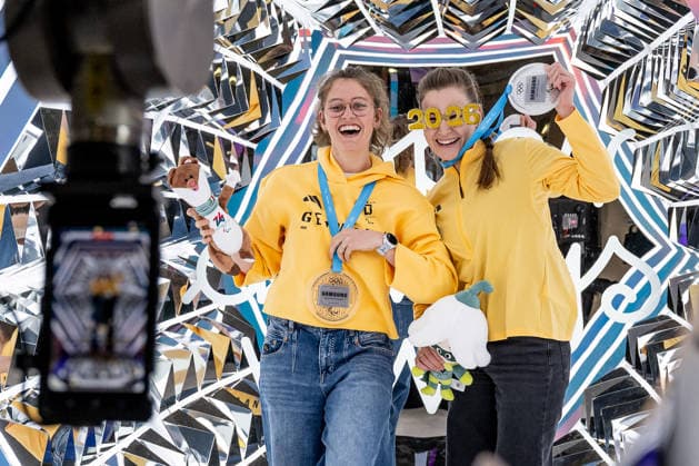 Johanna Holzmann (DOSB-Olympiakader Deutscher Behindertensportverband DBS, Para Ski Alpin, Skiclub Oberstdorf) - rechts - hat Spass in der Videostation GER, DOSB Olympia-Einkleidung Team Deutschland, Mailand Cortina 2026, 09.01.2026. GER, DOSB Olympia-Einkleidung Team Deutschland, Mailand Cortina 2026, 09.01.2026. Muenchen *** Johanna Holzmann DOSB Olympic Squad German Disabled Sports Federation DBS, Para Alpine Skiing, Ski Club Oberstdorf right has fun in the video station GER, DOSB Olympic Dressing Team Germany, Milan Cortina 2026, 09 01 2026 GER, DOSB Olympic Dressing Team Germany, Milan Cortina 2026, 09 01 2026 Munich Copyright: xEibner-Pressefoto HeikexFeinerx EP_HFR