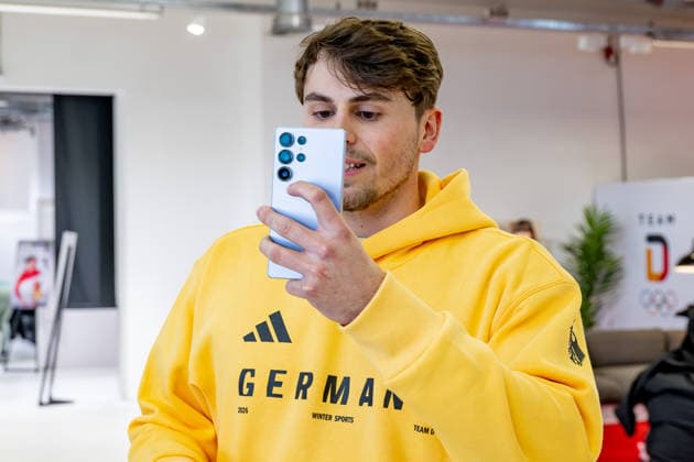 Christoph Gloetzner (DOSB-Olympiakader Deutscher Behindertensportverband DBS, Para Ski Alpin, RBA im ASV Neumarkt) mit Handy in der Hand GER, DOSB Olympia-Einkleidung Team Deutschland, Mailand Cortina 2026, 09.01.2026. GER, DOSB Olympia-Einkleidung Team Deutschland, Mailand Cortina 2026, 09.01.2026. Muenchen *** Christoph Gloetzner DOSB Olympic Squad German Disabled Sports Federation DBS, Para Alpine Skiing, RBA at ASV Neumarkt with cell phone in hand GER, DOSB Olympic Dressing Team Germany, Milan Cortina 2026, 09 01 2026 GER, DOSB Olympic Dressing Team Germany, Milan Cortina 2026, 09 01 2026 Munich Copyright: xEibner-Pressefoto HeikexFeinerx EP_HFR