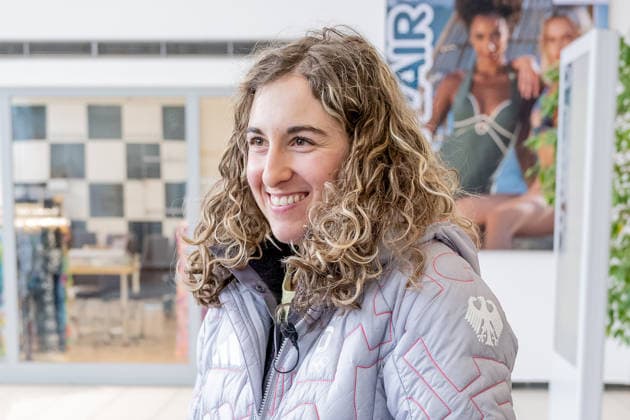 Anna-Maria Rieder (DOSB-Olympiakader Deutscher Behindertensportverband DBS, Para Ski Alpin, RSV Murnau) laechelnd Portrait Portraet GER, DOSB Olympia-Einkleidung Team Deutschland, Mailand Cortina 2026, 09.01.2026. GER, DOSB Olympia-Einkleidung Team Deutschland, Mailand Cortina 2026, 09.01.2026. Muenchen *** Anna Maria Rieder DOSB Olympic Squad German Disabled Sports Federation DBS, Para Alpine Skiing, RSV Murnau smiling Portrait Portrait GER, DOSB Olympic Dressing Team Germany, Milan Cortina 2026, 09 01 2026 GER, DOSB Olympic Dressing Team Germany, Milan Cortina 2026, 09 01 2026 Munich Copyright: xEibner-Pressefoto FranzxFeinerx EP_HFR