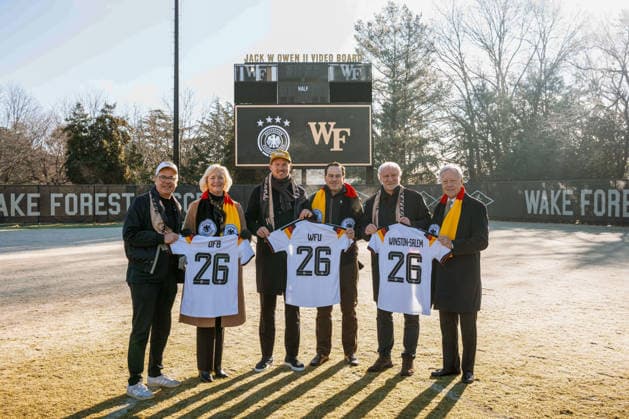 09.01.2026, Fussball WM 2026, Bekanntgabe Quartier der DFB-Mannschaft 2026 in den USA, Die deutsche A-Nationalmannschaft der Männer wird ihr Team Base Camp für die Weltmeisterschaft 2026 in Winston-Salem im US-Bundesstaat North Carolina beziehen. Die Mannschaft von Bundestrainer Julian Nagelsmann wird im Hotel The Graylyn Estate wohnen und auf dem Gelände der Wake Forest University, die nur wenige Minuten entfernt liegt, trainieren. Foto: v.li: Andreas Rettig, Geschäftsführer der DFB, Susan R. Wente, Präsidentin der Wake Forest University, Trainer Julian Nagelsmann (Deutschland), -, Sportdirektor Rudi Völler (Deutschland), -, Foto: Wake Forest Athletics *** 09 01 2026, Soccer World Cup 2026, Announcement of the 2026 DFB team quarters in the USA, The German senior mens national team will move into its team base camp for the 2026 World Cup in Winston Salem in the US state of North Carolina The team of national coach Julian Nagelsmann will stay at The Graylyn Estate hotel and train on the grounds of Wake Forest University, which is just a few minutes away Photo from left Andreas Rettig, Managing Director Sport DFB, Susan R Wente, President of Wake Forest University, Coach Julian Nagelsmann Germany , , Sports Director Rudi Völler Germany , , Photo Wake Forest Athletics