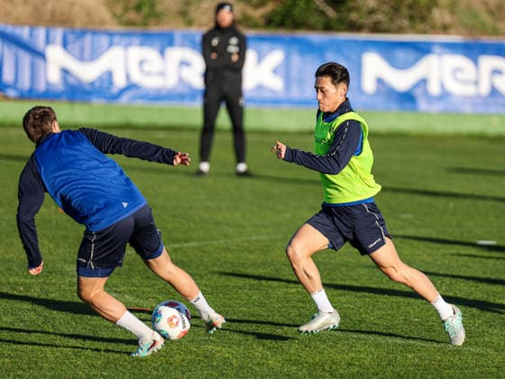 Hiraki Akiyama right tries to take the ball from Luca Marseille during the training camp Spain, SV Darmstadt 98 on 09 01 26 in Olivanova, Spain Spain Olivanova Spain Germany Copyright: xAlfioxMarinox