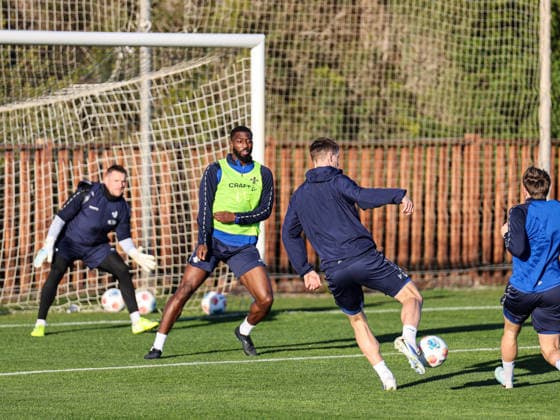 Patric Pfeiffer tries to get in the way of his teammate, at the back Marcel Schuhen observes the situation from the goal during the training camp Spain, SV Darmstadt 98 on 09 01 26 in Olivanova, Spain Spain Olivanova Spain Germany Copyright: xAlfioxMarinox