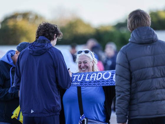 Fraser Hornby signs a fans scarf at the training camp Spain, SV Darmstadt 98 on 09 01 26 in Olivanova, Spain Spain Olivanova Spain Germany Copyright: xAlfioxMarinox