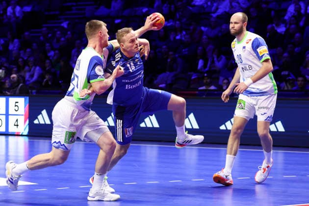 HANDBALL : Islande Vs Slovenie - Tournoi de France - 09 01 2026 Omar Ingi Magnusson (Islande) Vs Kristjan Horzen (Slovenie) - Timotej Grmsek (Slovenie) ParisFrance  Copyright: xMichaelxBaucherx