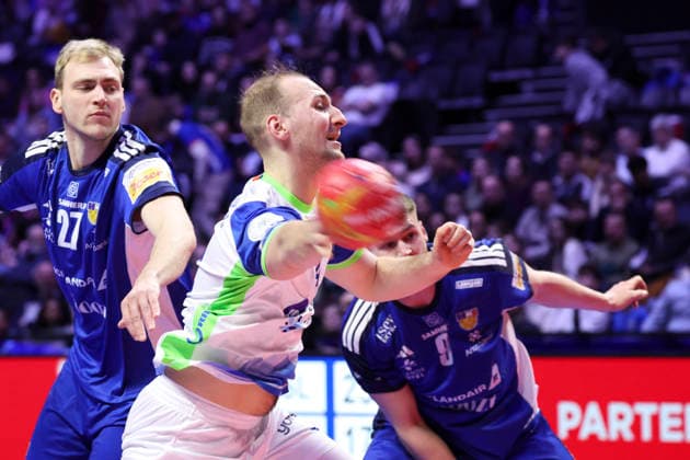 HANDBALL : Islande Vs Slovenie - Tournoi de France - 09 01 2026 Domen Tajnik (Slovenie) Vs Elvar Orn Jonsson (Islande) - Einar Torsteinn (Islande) ParisFrance  Copyright: xMichaelxBaucherx