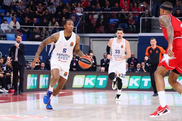 Saben Lee (Anadolu Efes Istanbul) during EA7 Emporio Armani Milano vs Anadolu Efes, Basketball Euroleague match in Assago (MI), Italy, January 09 2026  Copyright: xSavinoxPaolella IPAxSportx xipa-agency.netx xx IPA_69859441 IPA_Agency_IPA69859441