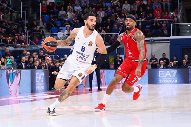 Nick Weiler-Babb (Anadolu Efes Istanbul) &amp; Lorenzo Brown (EA7 Emporio Armani Olimpia Milano) during EA7 Emporio Armani Milano vs Anadolu Efes, Basketball Euroleague match in Assago (MI), Italy, January 09 2026  Copyright: xSavinoxPaolella IPAxSportx xipa-agency.netx xx IPA_69859460 IPA_Agency_IPA69859460
