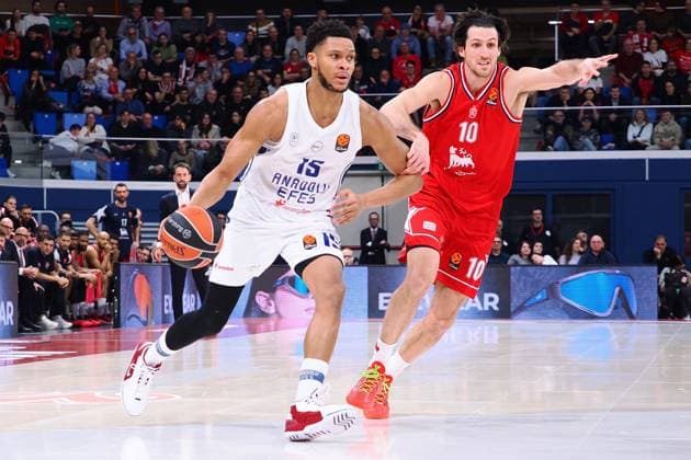 Dozier (Anadolu Efes Istanbul) &amp; Leandro Bolmaro (EA7 Emporio Armani Olimpia Milano) during EA7 Emporio Armani Milano vs Anadolu Efes, Basketball Euroleague match in Assago (MI), Italy, January 09 2026  Copyright: xSavinoxPaolella IPAxSportx xipa-agency.netx xx IPA_69859505 IPA_Agency_IPA69859505