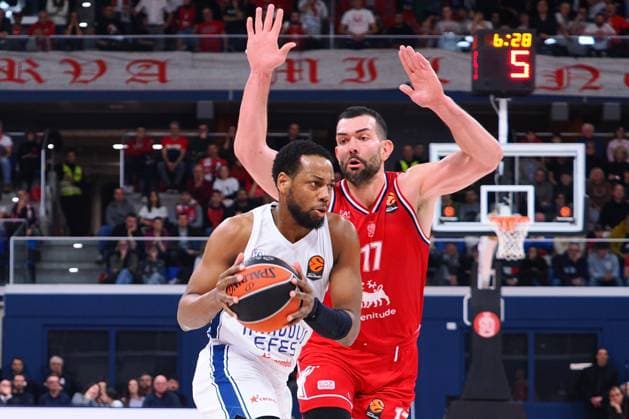 Dozier (Anadolu Efes Istanbul) &amp; Giampaolo Ricci (EA7 Emporio Armani Olimpia Milano) during EA7 Emporio Armani Milano vs Anadolu Efes, Basketball Euroleague match in Assago (MI), Italy, January 09 2026  Copyright: xSavinoxPaolella IPAxSportx xipa-agency.netx xx IPA_69859550 IPA_Agency_IPA69859550
