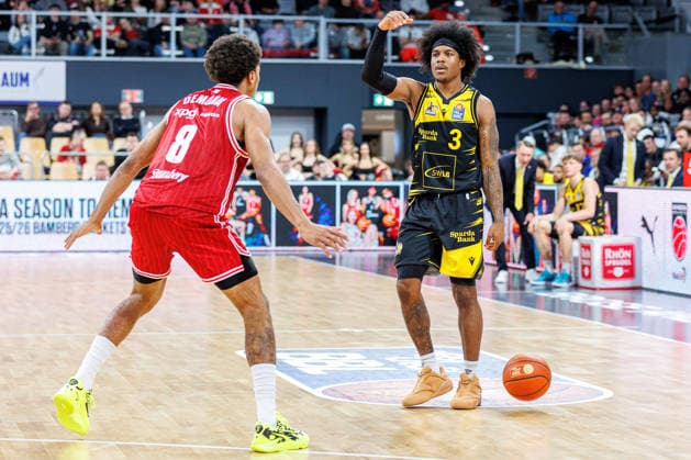Demarcus Demonia BMA365 Bamberg Baskets, 08 , Stefan Smith MHP Riesen Ludwigsburg, 03 , BMA365 Bamberg Baskets vs MHP Riesen Ludwigsburg, Basketball, easyCredit BBL, 15 Matchday, 09 01 2026 BMA365 Bamberg Baskets vs MHP Riesen Ludwigsburg, Basketball, easyCredit BBL, 15 Matchday, 09 01 2026 Bamberg Copyright: xEibner-Pressefoto G.xSantemizx EP_EER
