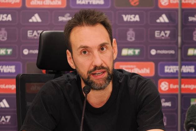 BASKET - Euroleague - EA7 Emporio Armani Milano vs Anadolu Efes Peppe Poeta, head coach EA7 Emporio Armani Olimpia Milano during EA7 Emporio Armani Milano vs Anadolu Efes, Basketball Euroleague match in Assago (MI), Italy, January 09 2026 Assago (MI) Italy  Copyright: xIPAxSport ABACAx