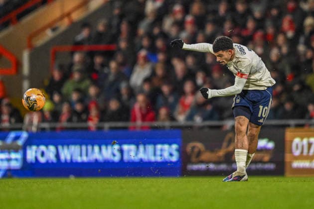 Wrexham v Nottingham Forest Emirates FA Cup Morgan Gibbs-White of Notts Forest passes the ball during the Emirates FA Cup match at the STÅK Racecourse, Wrexham 09 01 2026 UK Newspapers OUT Copyright: xKarlxVallantinex FIL-22769-0101