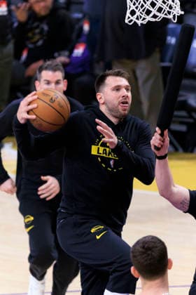 January 9, 2026, Los Angeles, California, USA: Luka Doncic 77 of the Los Angeles Lakers during warm ups prior to their regular season NBA, Basketball Herren, USA game against the Milwaukee Bucks on Friday January 9, 2026 at Crypto.com Arena in Los Angeles, California. ARIANA RUIZ PI Los Angeles USA - ZUMAp124 20260109_zaa_p124_001 Copyright: xArianaxRuizx