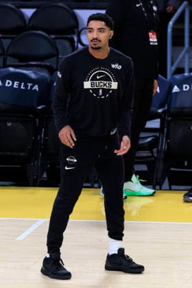 January 9, 2026, Los Angeles, California, USA: Gary Harris 11 of the Milwaukee Bucks during warm ups prior to their regular season NBA, Basketball Herren, USA game against the Los Angeles Lakers on Friday January 9, 2026 at Crypto.com Arena in Los Angeles, California. ARIANA RUIZ PI Los Angeles USA - ZUMAp124 20260109_zaa_p124_007 Copyright: xArianaxRuizx