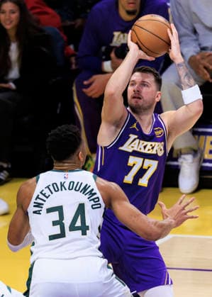 January 9, 2026, Los Angeles, California, USA: Luka Doncic 77 of the Los Angeles Lakers shoots a floater as Giannis Antetokounmpo 34 of the Milwaukee Bucks defends the basket during their regular season NBA, Basketball Herren, USA game on Friday January 9, 2026 at Crypto.com Arena in Los Angeles, California. ARIANA RUIZ PI Los Angeles USA - ZUMAp124 20260109_zaa_p124_038 Copyright: xArianaxRuizx