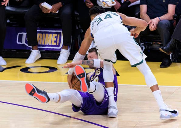 January 9, 2026, Los Angeles, California, USA: Luka Doncic 77 of the Los Angeles Lakers and Giannis Antetokounmpo 34 of the Milwaukee Bucks struggle for possession of the ball during their regular season NBA, Basketball Herren, USA game on Friday January 9, 2026 at Crypto.com Arena in Los Angeles, California. ARIANA RUIZ PI Los Angeles USA - ZUMAp124 20260109_zaa_p124_040 Copyright: xArianaxRuizx